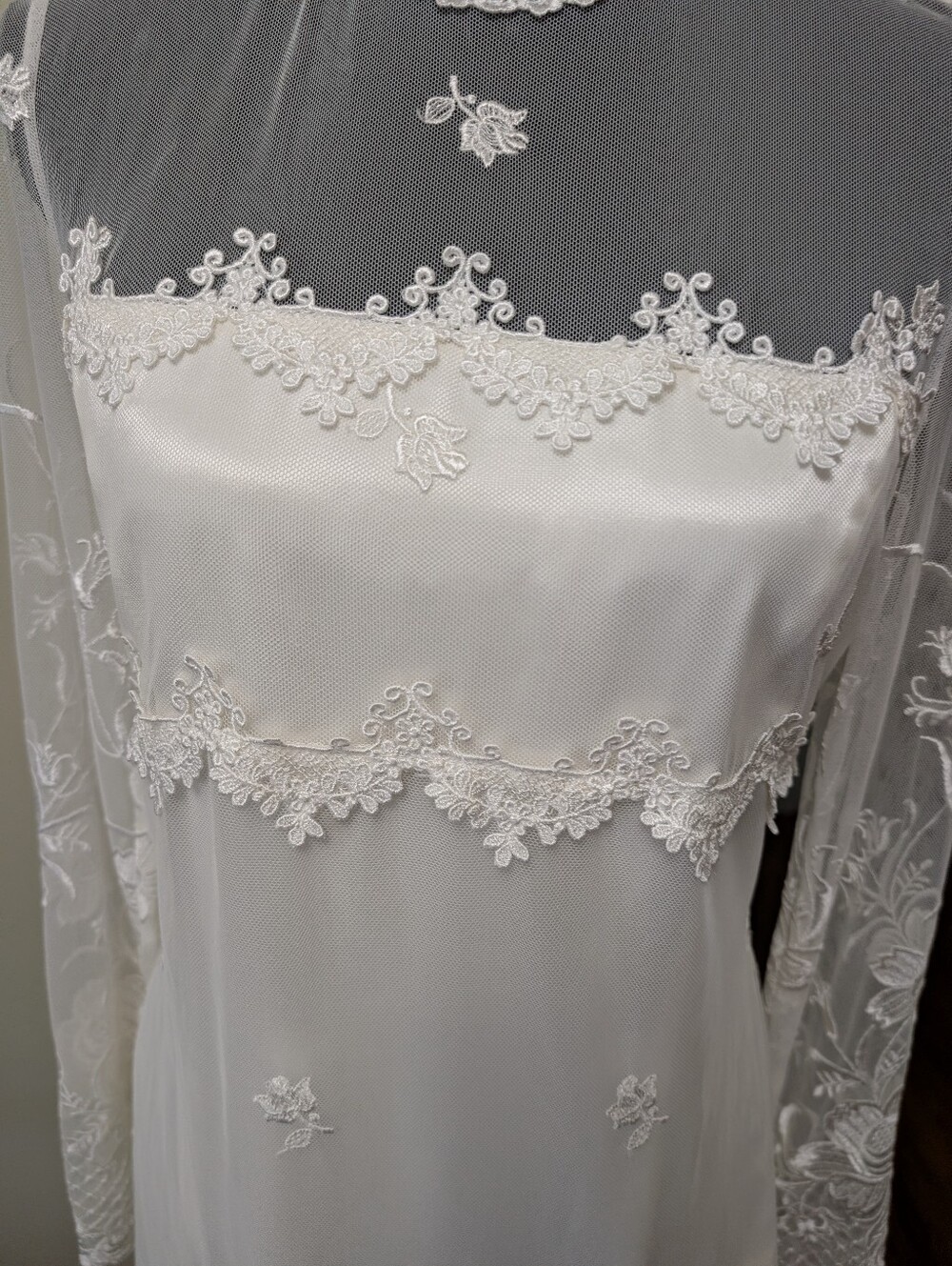 Jessica McClintock Gorgeous Vintage Lace Wedding Dress
-NWT Size 10 - Picture 14 of 16